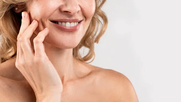 Age Treatments Cropped Shot Smiling Middle Aged Woman Beautiful Skin — Fotografia de Stock