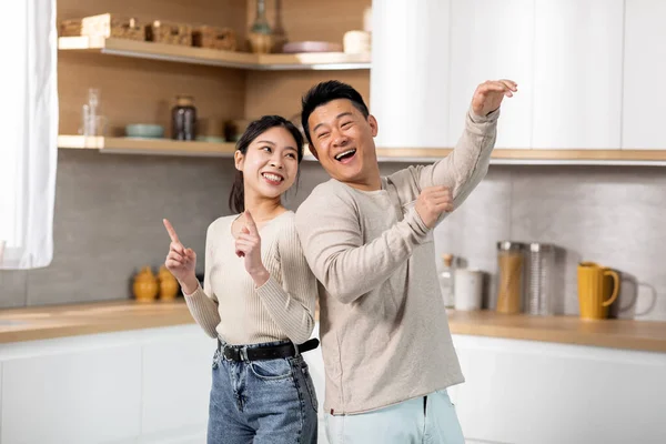Crazy Japanese Couple Having Fun While Cooking Together Weekend Kitchen — Stok fotoğraf