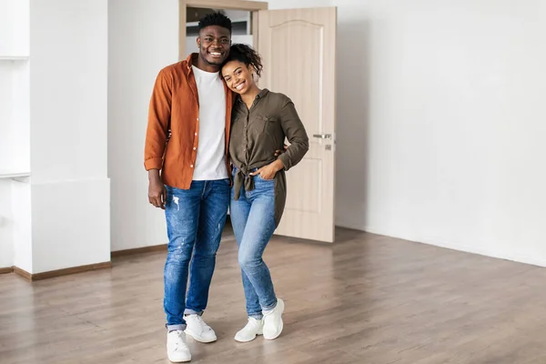 Real Estate Happy Married Couple Posing Embracing Empty Living Room — Fotografia de Stock