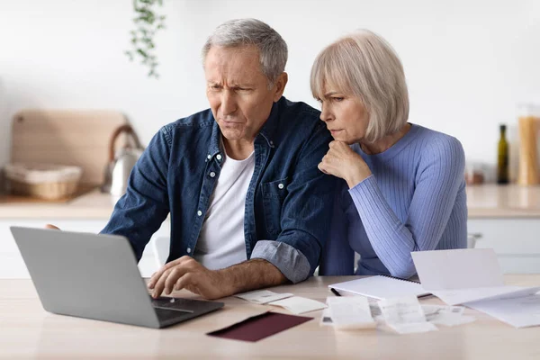 Confused Senior Husband Wife Paying Bills Internet Having Troubles Finacnial — Foto Stock