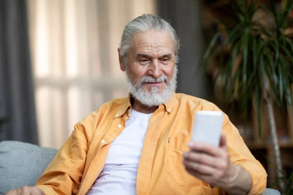 Cheerful Attractive Old Man Casual Outfit Sitting Sofa Living Room — Fotografia de Stock