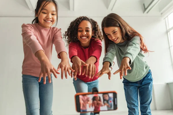 Mobile Blogging Three Multiethnic Blogger Girls Posing Making Video Cellphone — Stock Fotó