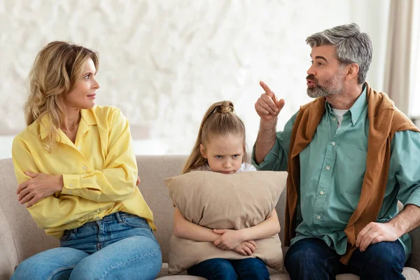Unhappy Little Daughter Sitting Parents While Having Quarrel Home Mother — Stockfoto