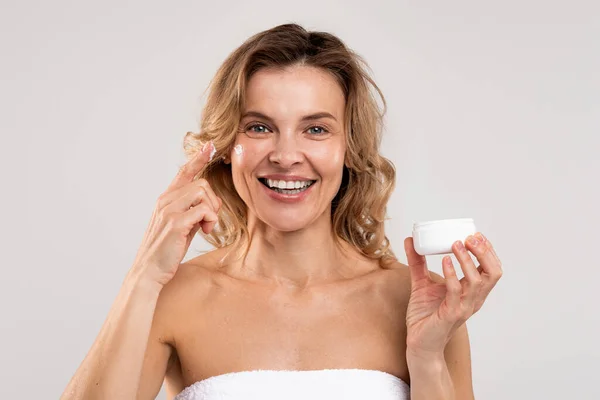 Skincare Routine Attractive Middle Aged Woman Applying Moisturizing Cream Face — Zdjęcie stockowe