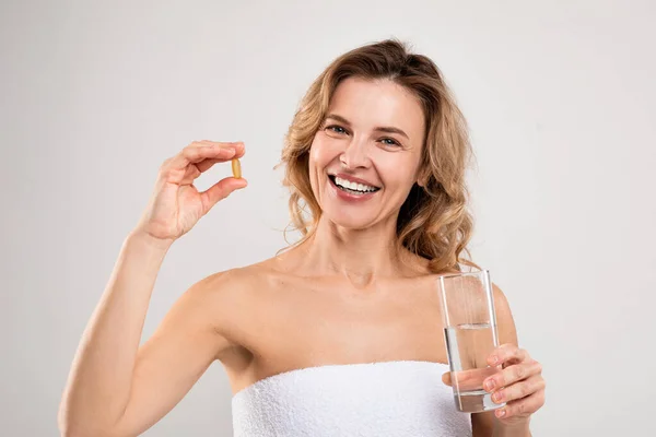 Beauty Vitamins Happy Middle Aged Lady Holding Glass Water Pill — Stock Fotó