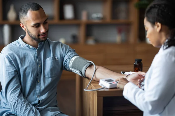 Middle Eastern Young Man Having Regular Checkup General Practitioner Modern — Φωτογραφία Αρχείου