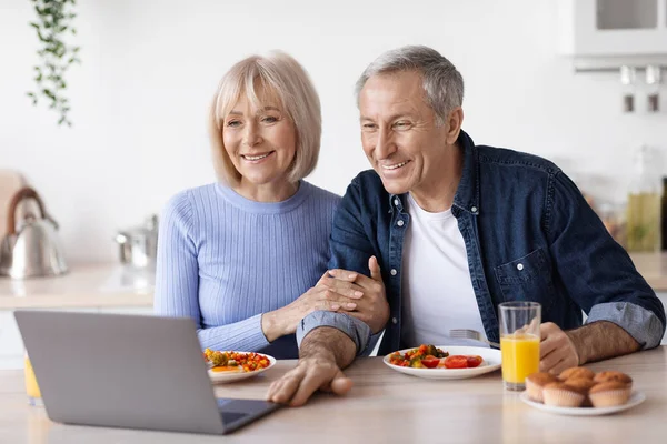 Loving Senior Couple Having Video Chat While Eating Breakfast Kitchen — Stok fotoğraf