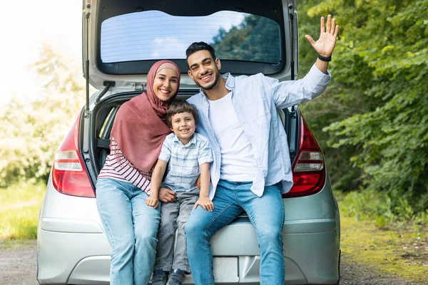 Сімейні Подорожі Власному Новому Авто Задоволений Тисячолітній Ісламський Чоловік Жінка — стокове фото