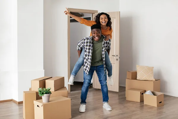 Щасливі Покупці Нерухомості Святкують Переїзд Нового Будинку Афроамериканський Чоловік Несе — стокове фото
