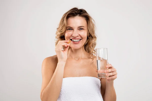 Beauty Supplement Attractive Middle Aged Woman Holding Vitamin Capsule Water — Stock Photo, Image