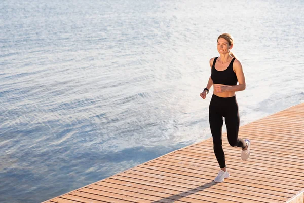 Healthy Lifestyle Concept Sporty Middle Aged Woman Jogging Pier River — Foto de Stock