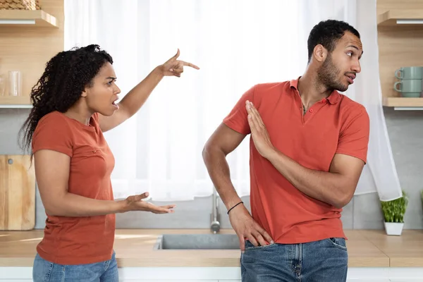 Upset Angry Millennial African American Wife Screaming Scolding Offended Husband — Stockfoto