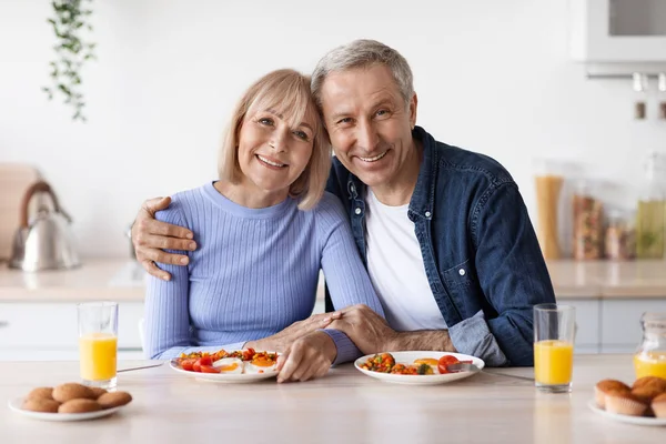 Portrait Happy Mature Couple Eating Meal Together Home Cheerful Senior — Stockfoto