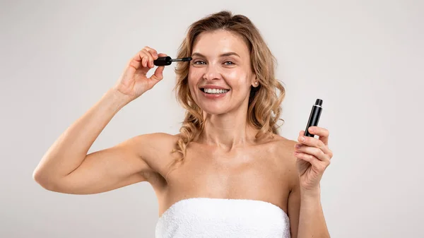 Portrait Happy Attractive Middle Aged Female Applying Mascara Eyelashes Beautiful — Photo