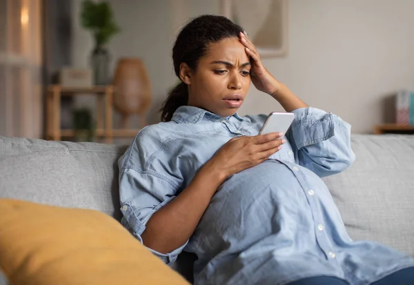 Doomscrolling Shocked Pregnant African American Lady Using Cellphone Reading Negative — Stok Foto
