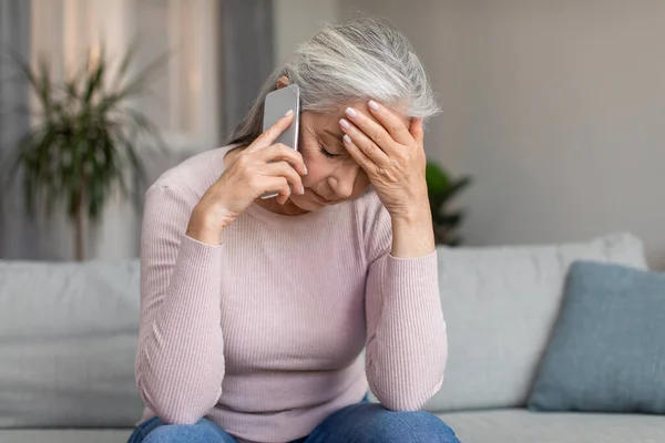 Depressed Unhappy Caucasian Elderly Gray Haired Lady Speaks Phone Holds — Foto Stock