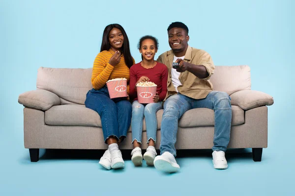 Relaxing Together Happy African American Family Watching Television Parents Sitting — Stockfoto