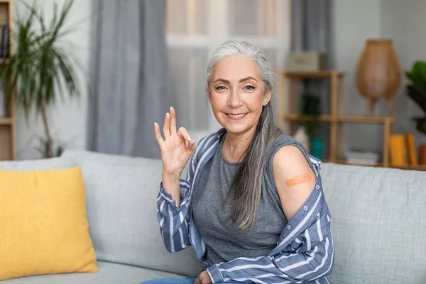 Smiling Senior European Gray Haired Woman Show Sign Hand Shoulder — Φωτογραφία Αρχείου