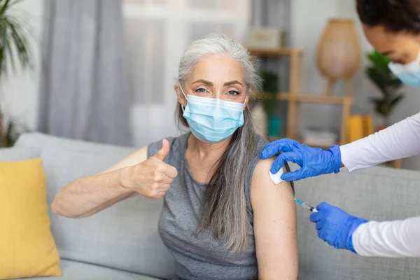 Doctor Makes Inoculation Cheerful Caucasian Retired Female Protective Mask Lady — Stockfoto