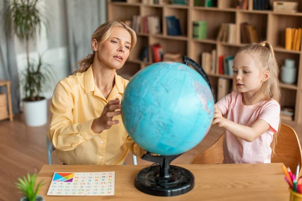 Professional Preschool Teacher Teaching Cute Girl Globe Having Private Home — Stockfoto