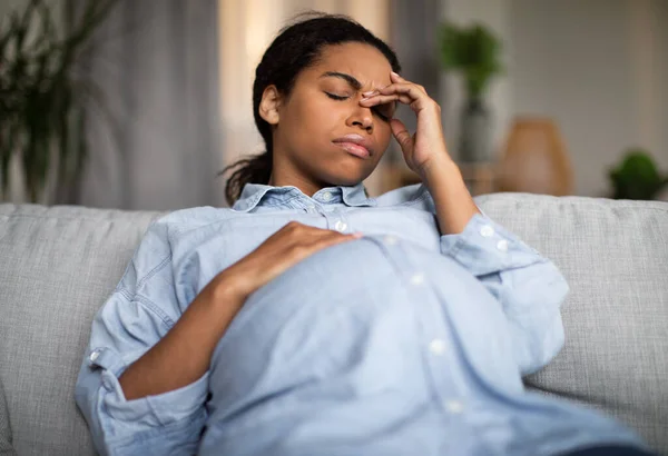 Sick Pregnant Black Woman Having Headache Touching Head Feeling Bad —  Fotos de Stock