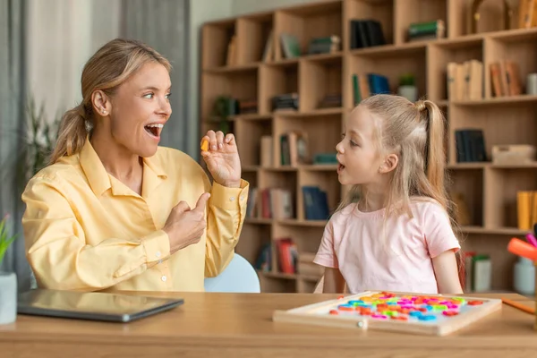 Professional Female Speech Therapist Curing Girls Problems Impediments Cute Child — Photo