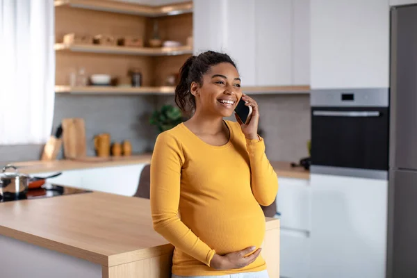 Happy Pretty Young Pregnant African American Woman Touching Belly Talking — Foto Stock
