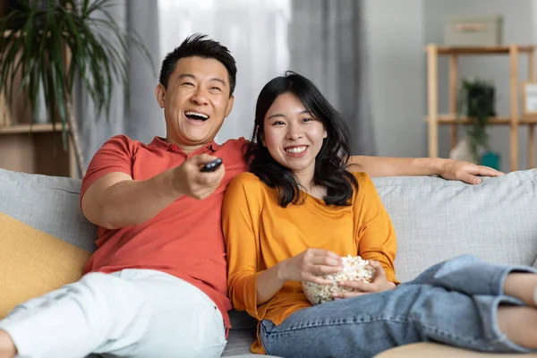 Relaxed Chinese Family Watching Together Home Happy Husband Wife Sitting — Stock fotografie