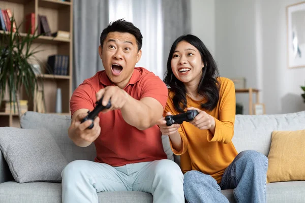 Emotional Asian Couple Playing Video Games Home Happy Chinese Man — Fotografia de Stock