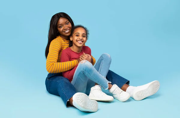 Mother Daughter Happy Black Mom Child Girl Bonding Together While — Foto de Stock