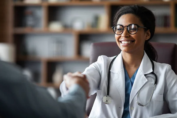 Closeup Friendly Young African American Lady Doctor Smiling Shaking Male — Stockfoto