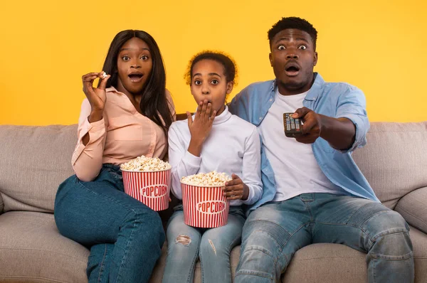 Shocked African American Parents Daughter Eating Popcorn Watching Movie Having — Fotografia de Stock