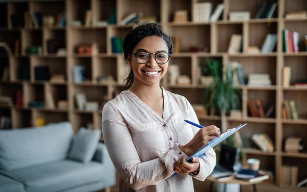 Work Business Glad Smiling Millennial Black Woman Psychologist Glasses Tablet — Stockfoto