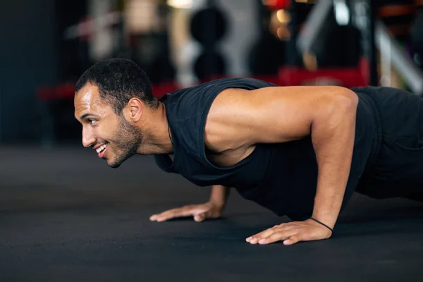 Muscular Young African American Man Doing Floor Push Exercise Gym — Stock fotografie
