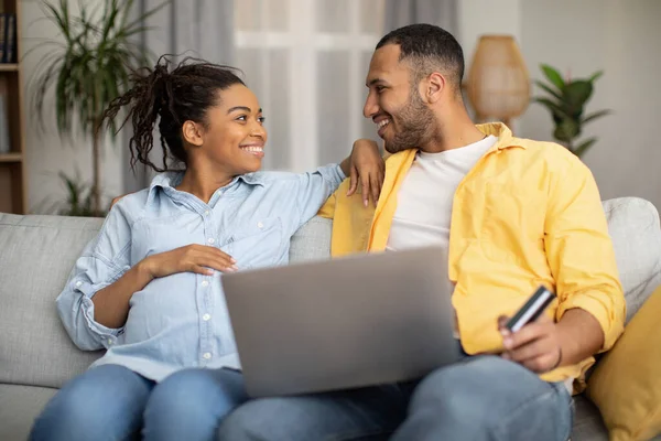 Happy African American Couple Using Laptop Browsing Internet Sitting Sofa — Stock fotografie