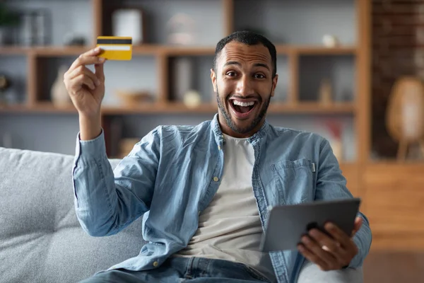Online Shopping Overjoyed Black Guy Using Digital Tablet Credit Card — Stock fotografie