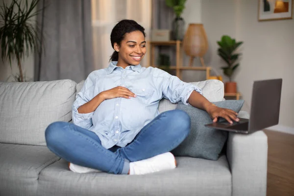 Happy Pregnant African American Woman Using Laptop Working Online Sitting — Φωτογραφία Αρχείου