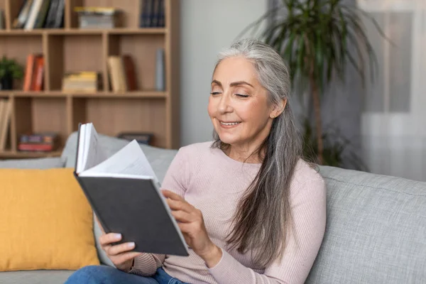 Smiling Pretty Caucasian Elderly Gray Haired Female Resting Relaxing Reading — Stock Fotó