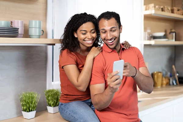 Smiling Young African American Male Female Same Shirts Have Video — Stockfoto