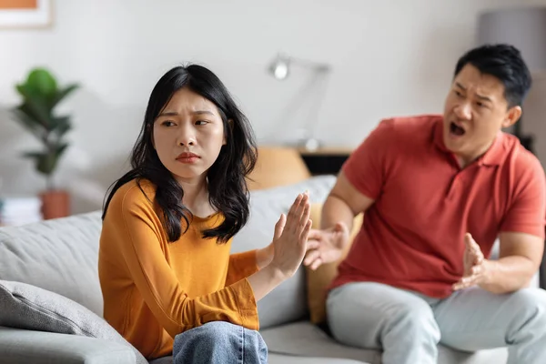Angry Middle Aged Asian Man Husband Yelling His Upset Wife — Stock fotografie