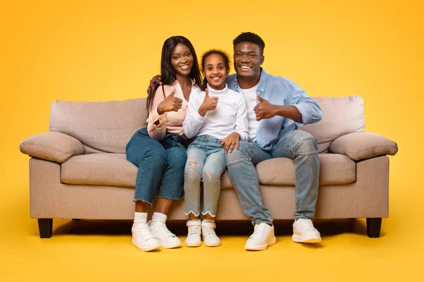 Happy African American Family Showing Thumbs Gesture Approving Recommending Something — Fotografia de Stock