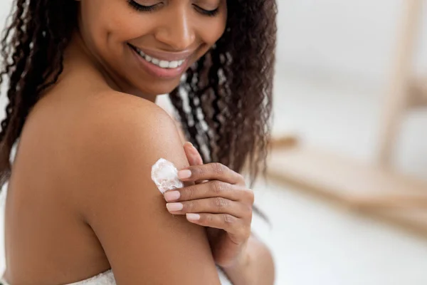 Body Care Concept Smiling Beautiful Black Woman Applying Moisturizing Lotion — 스톡 사진