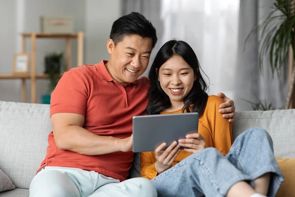 Relaxed Japanese Family Cheerful Husband Wife Sitting Couch Home Hugging — 图库照片