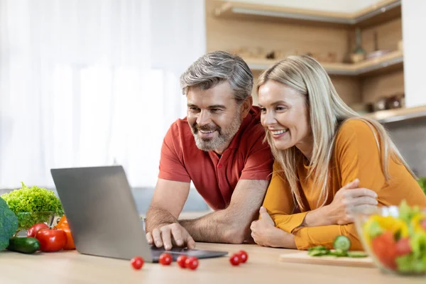 Positive Middle Aged Spouses Pretty Blonde Woman Handsome Grey Haired — Stockfoto