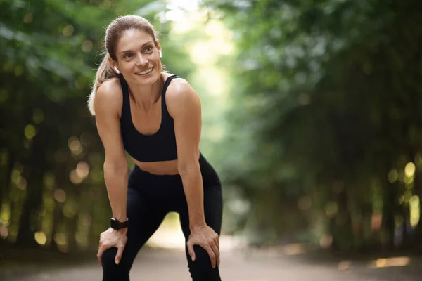 Joyful Attractive Athletic Young Woman Having Break While Jogging Public — Foto de Stock