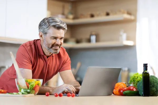 Cheerful Grey Haired Middle Aged Handsome Man Casual Cooking Alone —  Fotos de Stock