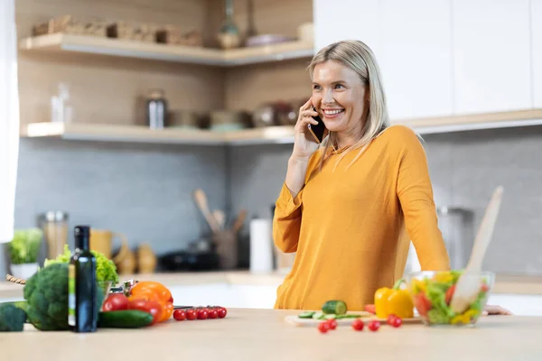 Pretty Blonde Woman Having Phone Conversation Girlfriend Lover While Cooking —  Fotos de Stock