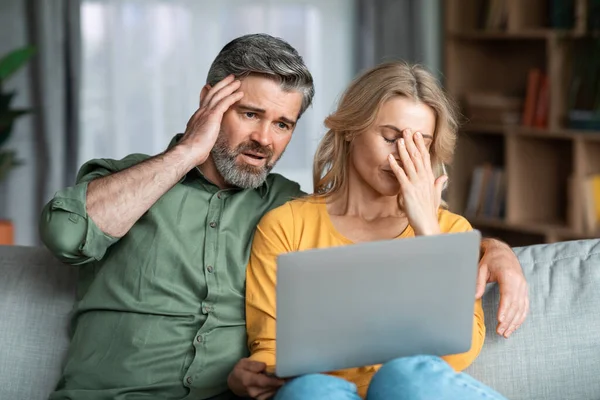 Infidelity Concept Depressed Wife Catch Husbands Correspondence Another Woman Laptop — Fotografia de Stock