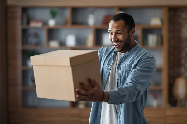 Delivery Concept Joyful Young Black Man Holding Big Cardboard Box — Φωτογραφία Αρχείου