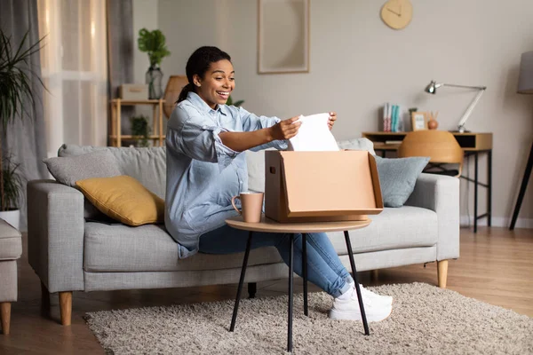 Pregnancy Shopping Joyful Pregnant Black Woman Unpacking Delivered Box New — Φωτογραφία Αρχείου